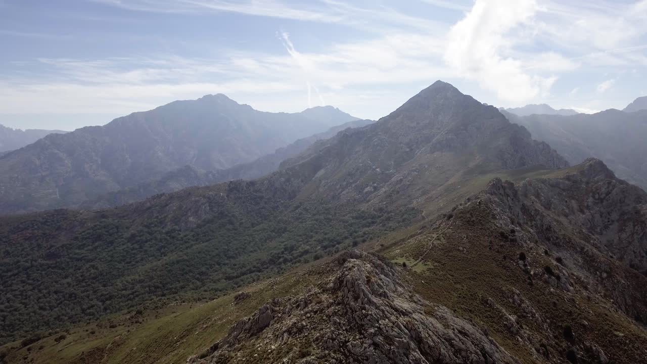 panorámica de paisajes montañosos salvajes en córcega