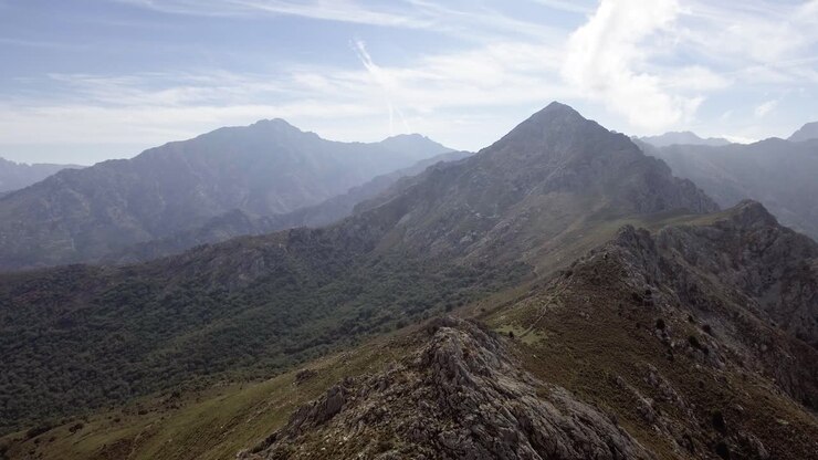 Vista aérea de un paisaje montañoso salvaje en Córcega