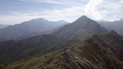 Antena-De-Paisaje-Montañoso-Salvaje-En-Córcega