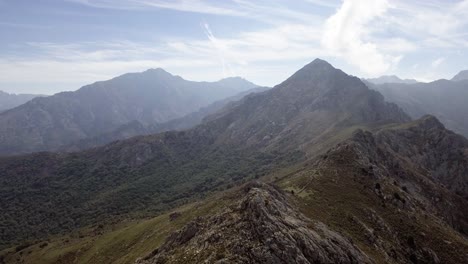 panorámica de paisajes montañosos salvajes en córcega
