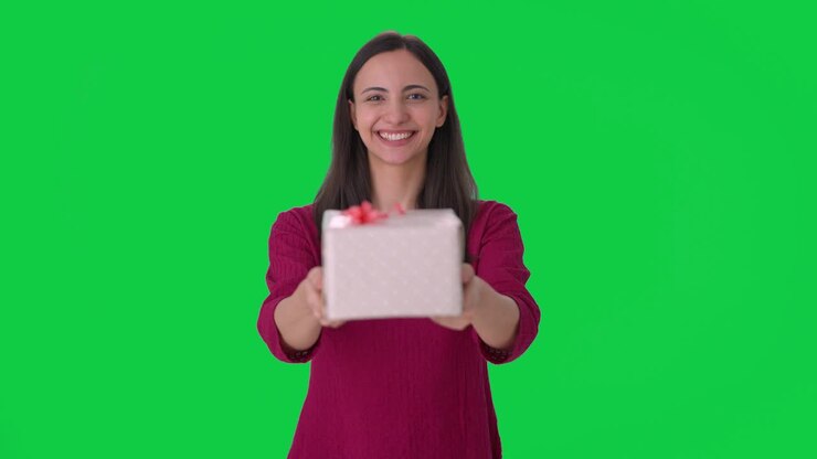 mujer india feliz dando un regalo pantalla verde