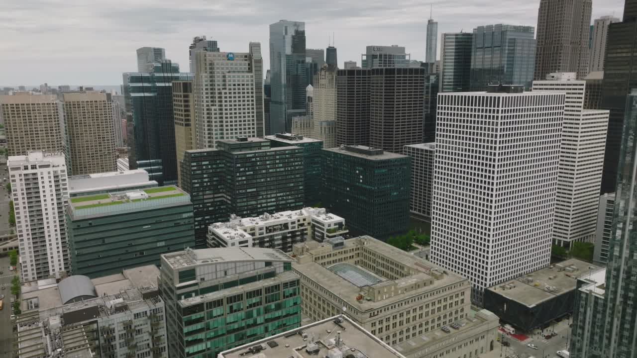 área de negocios moderna con edificios de vidrio