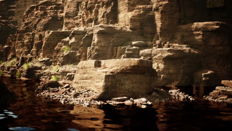 El-Río-Que-Fluye-A-Través-Del-Valle-De-Enormes-Rocas-Rojas