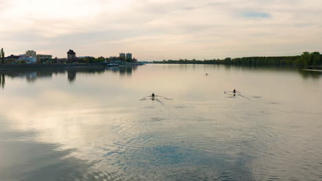 La-Gente-Rema-Sus-Botes-Y-Ve-La-Hermosa-Puesta-De-Sol-En-El-Río-Danubio,-Vukovar-Croacia