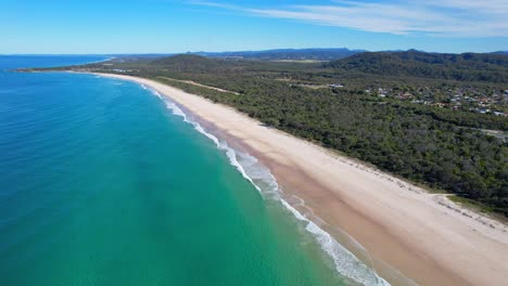 Pristine-Waters-of-Maggies-Beach,-Cabarita-in-Northern-Rivers,-Tweed-Shire,-Bogangar,-New-South-Wales-Aerial-Pull-Back-Shot