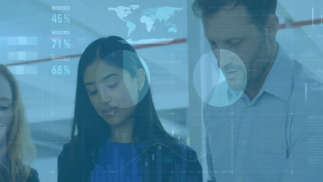 personas de negocios que trabajan con análisis de datos animación sobre mapas y gráficos del mundo