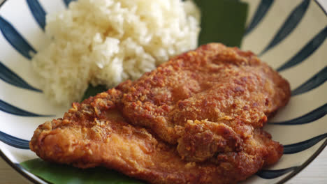 pollo frito con arroz pegajoso y salsa dulce picante