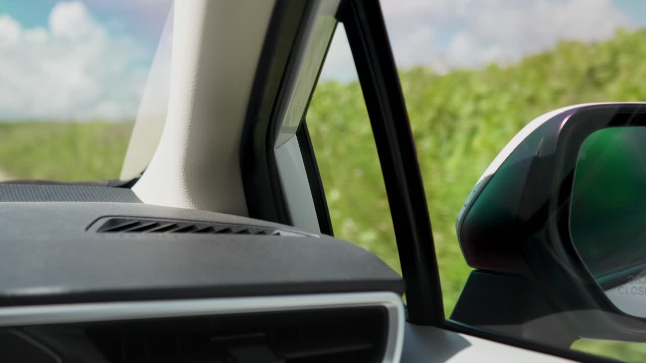 대시보드 와  ⁇  거울 을 보여 주는 자동차 내부 의 가까운  ⁇