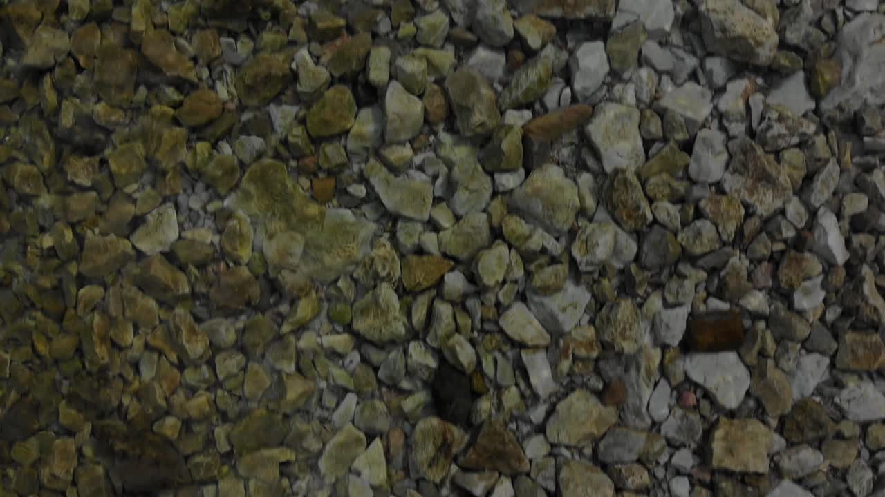 호수 바닥의 투명한 맑은 물과 자갈의 아름다운 질감