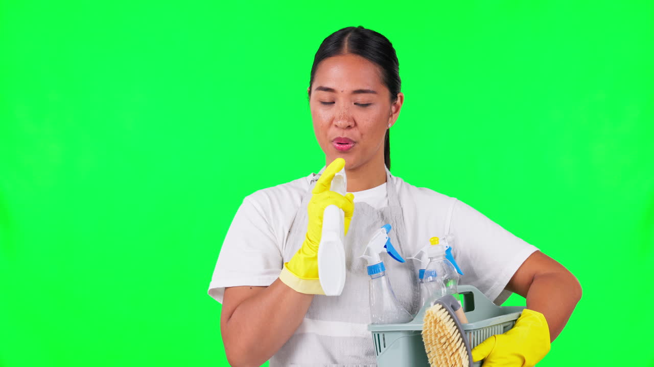 mujer, limpiador y aerosol para la higiene