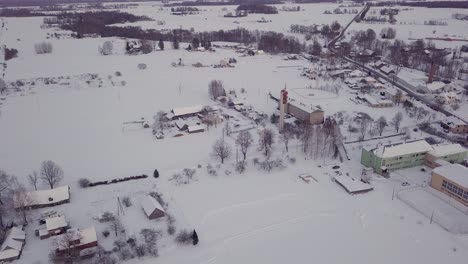 vista aérea de un jeep negro conduciendo por un campo nevado, fuera del carro