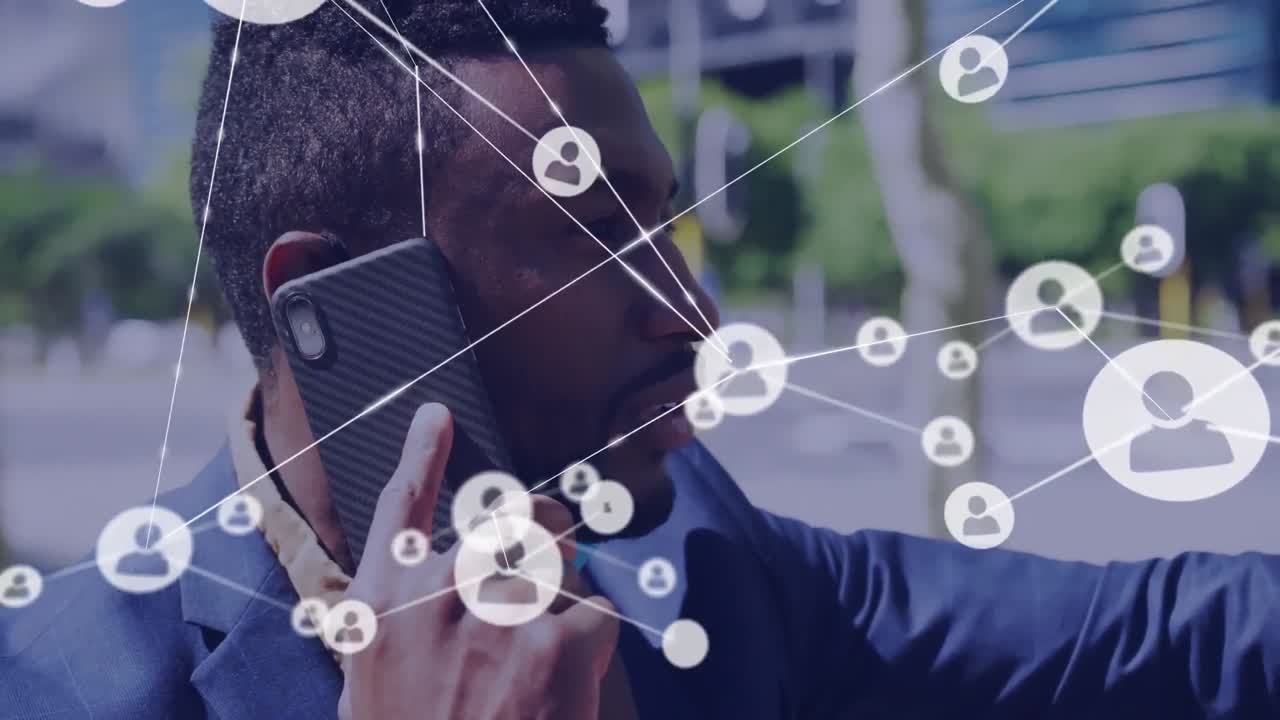 animación de la red de iconos de personas conectadas con un hombre de negocios que usa un teléfono inteligente caminando por la calle