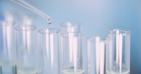un primer plano extremo de un científico que usa una pipeta en el laboratorio 1
