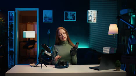 chica con auriculares filmando escuchando el nuevo álbum de su artista favorito
