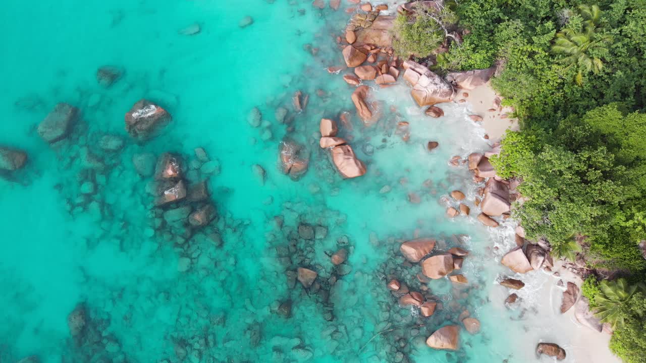 Pemandangan udara pantai-pantai terindah dan perairan pirus di Seychelles.