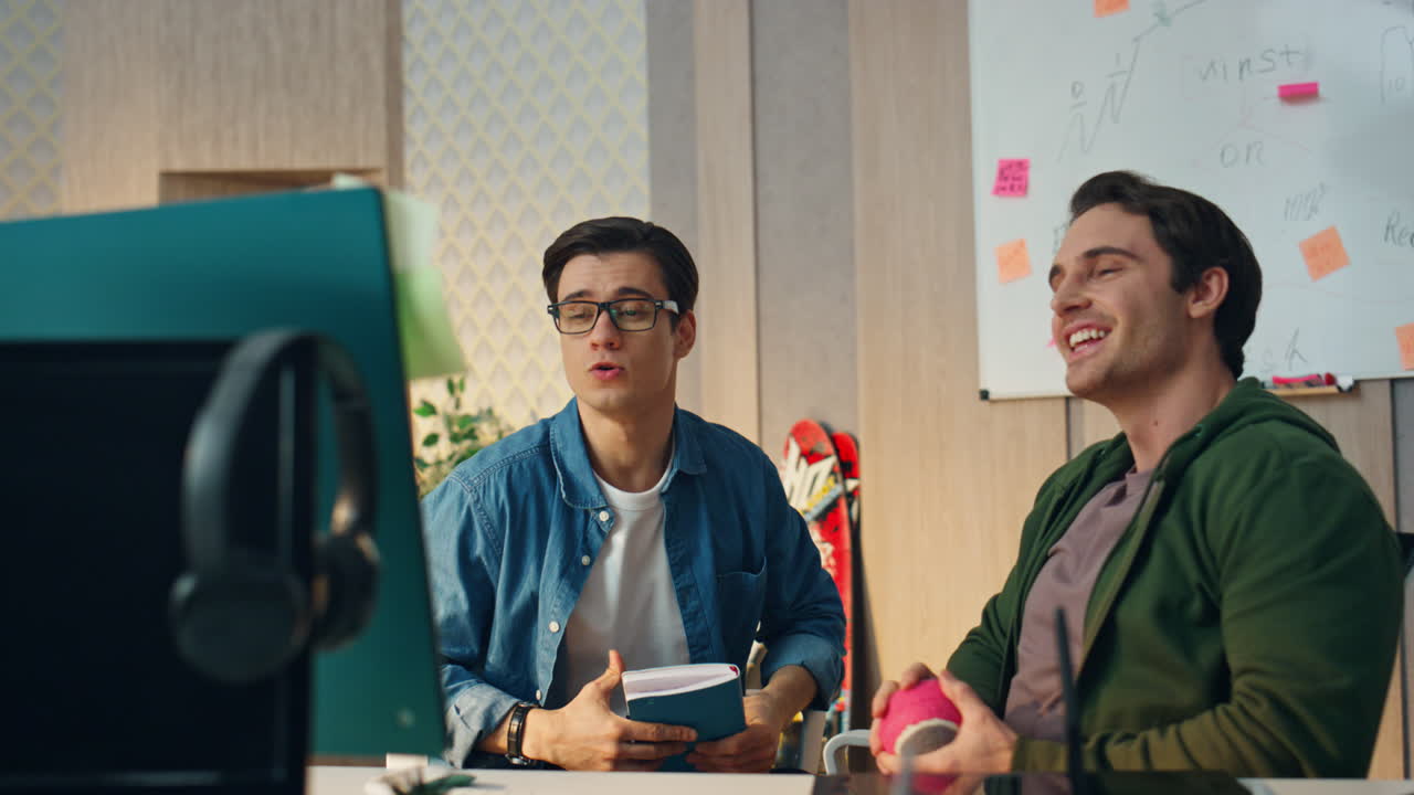 크리에이티브 팀이 사무실에서 클로즈업으로 온라인으로 비디오 채팅합니다.