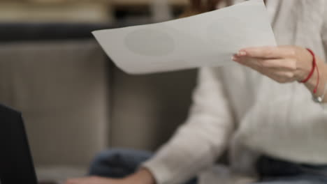 persona femenina sentada en el sofá de la computadora portátil. mujer de negocios frustrada trabajando en casa.