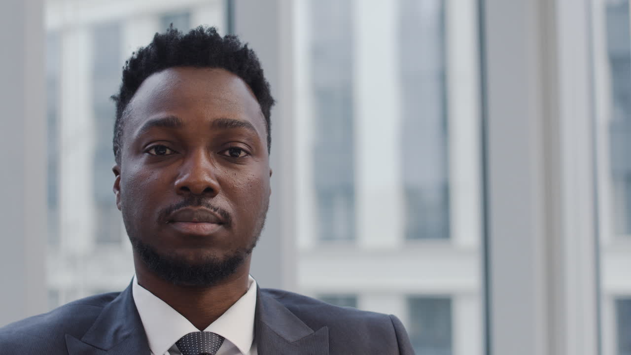 hombre mirando hacia adelante