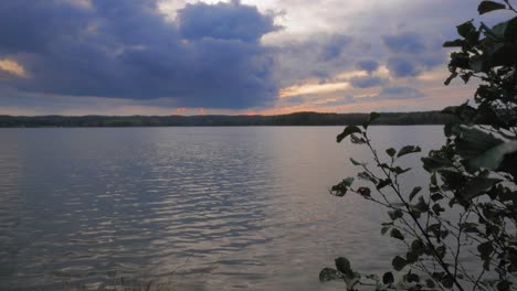 Tiro-De-Lapso-De-Tiempo-Del-Lago-Charzykowy-En-El-Voivodato-De-Pomerania,-Polonia