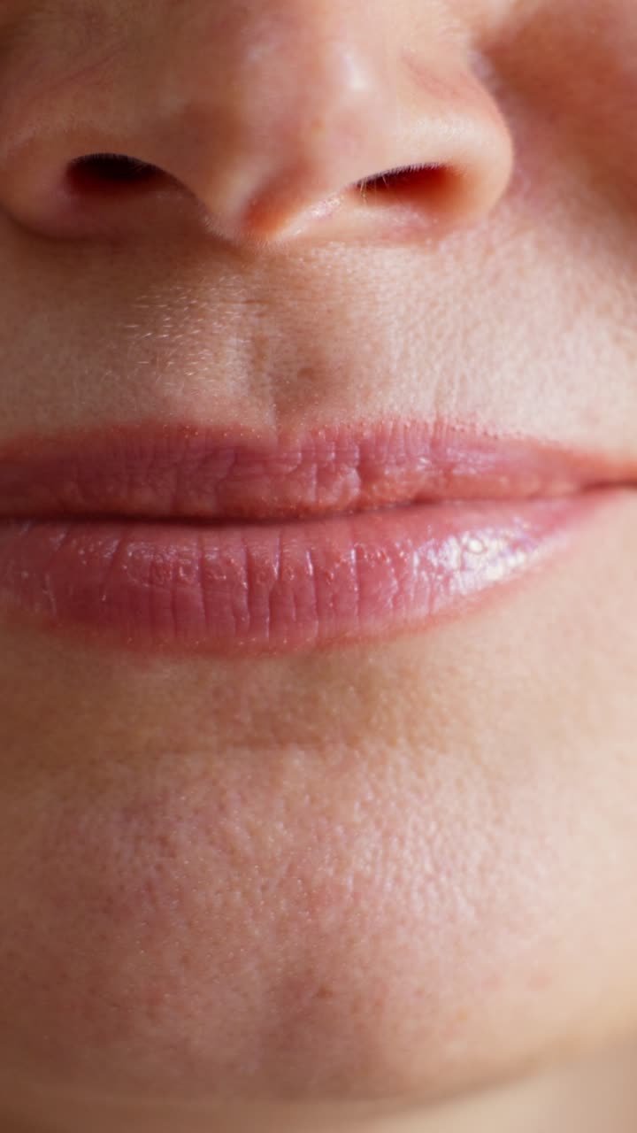 mujer aplicando lápiz labial