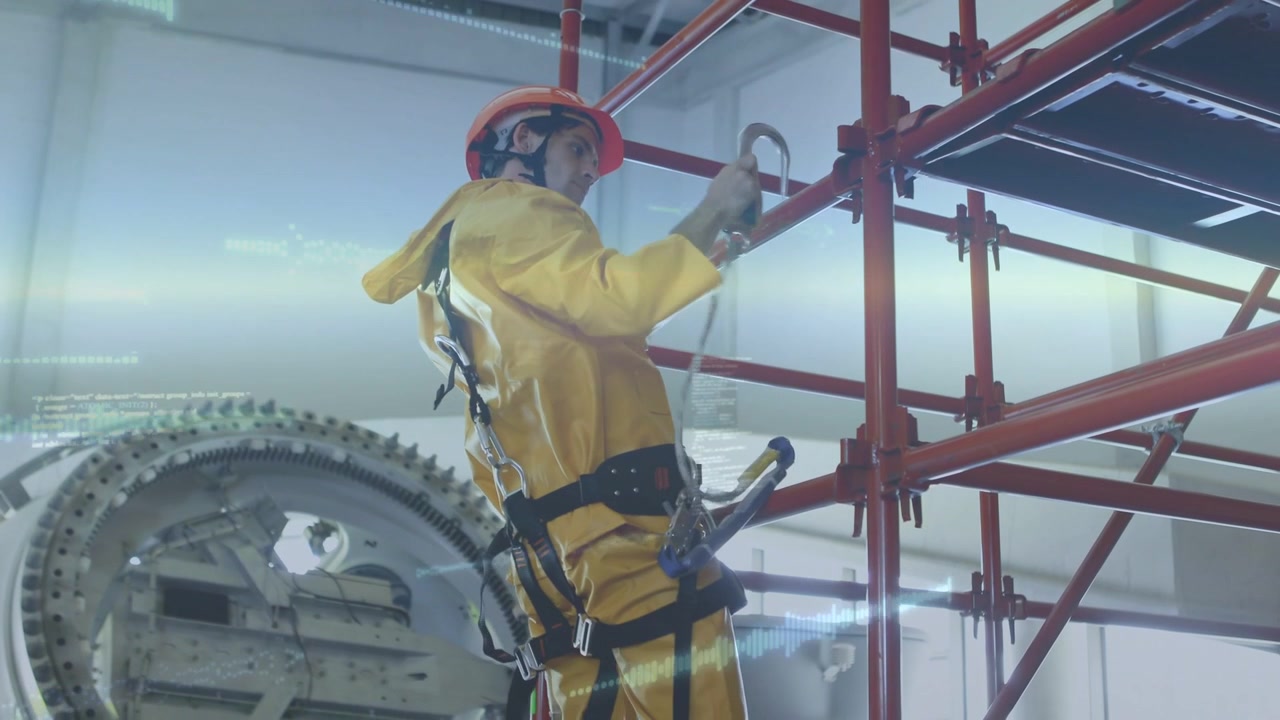 Video verticale: Tecnico di manutenzione che si allunga, attacca il cordino e fissa l'imbracatura per una salita sicura