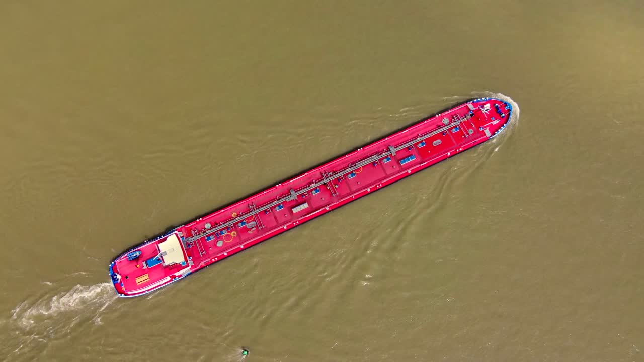 buque cisterna de barcaza industrial que navega por el río rin transportando carga