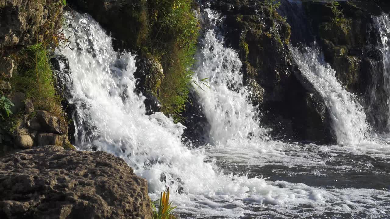 venta river rapid, la cascada más ancha de europa en un soleado día de otoño, ubicada en la ciudad de kuldiga, letonia