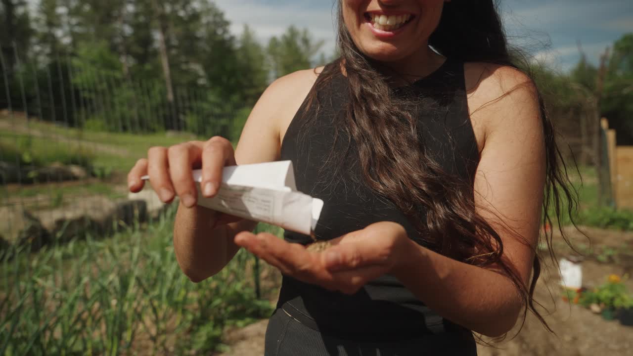 niña agricultora vertiendo semillas en la mano de las mujeres trabajadoras