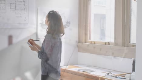 Mujer-Inspeccionando-Planos-De-Construcción-De-Casas.