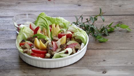 Streuen-Sie-Rosa-Pfefferkörner-Auf-Eine-Schüssel-Mit-Frischem-Salat