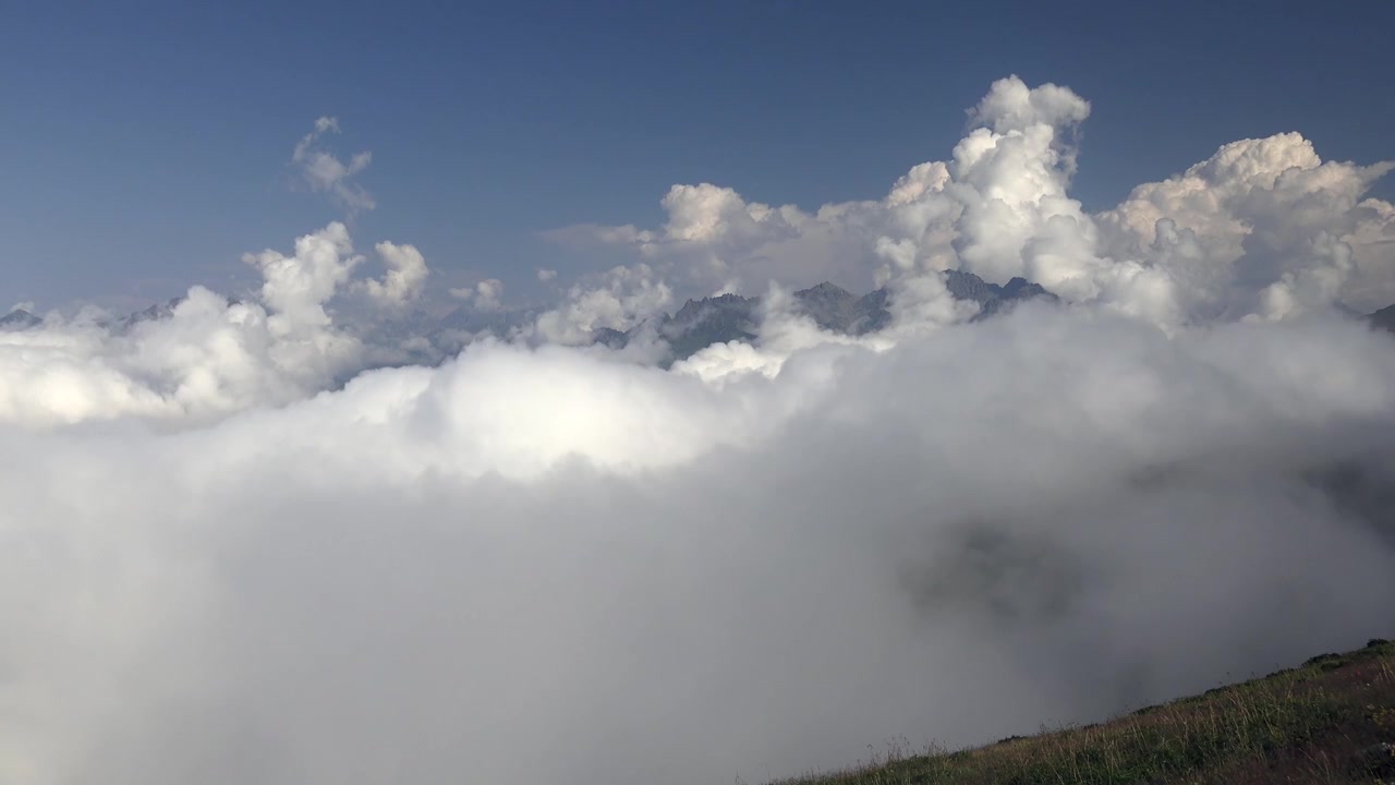 分厚い雲海の上にそびえ立つ雄大な山々。
