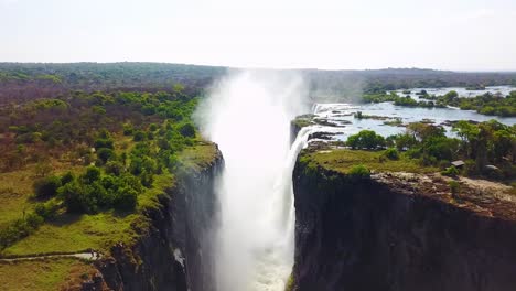 Toma-Aérea-De-Las-Majestuosas-Cataratas-Victoria-En-El-Río-Zambezi,-En-La-Frontera-De-Zimbabwe-Y-Zambia-Inspiración-De-África-3