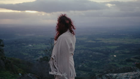 Spirituelle-Frau-Auf-Einem-Hügel-Mit-Blick-Auf-Den-Wunderschönen-Horizont,-Mittlere-Aufnahme