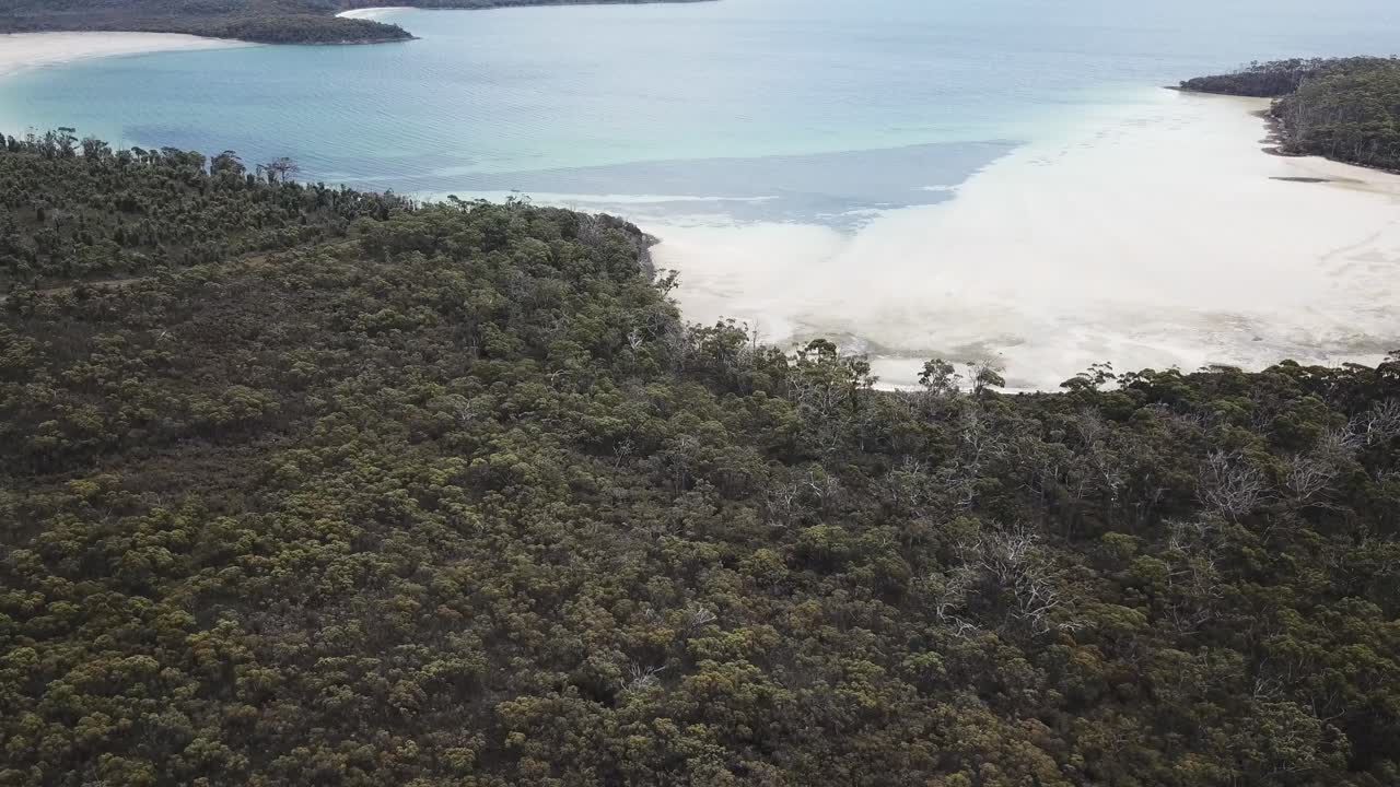 드론 영상 뒤로 기울어 그린 아일랜드 해변