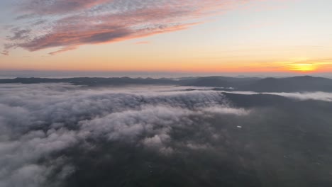 Imágenes-Cortas-Tomadas-Por-Drones-Que-Vuelan-Sobre-Las-Nubes-En-Movimiento-Hacia-Una-Hermosa-Puesta-De-Sol