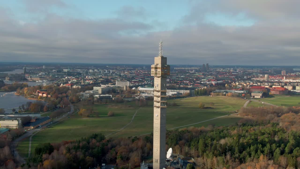 스홀름의 도에서 카크나스 토르넷 (kaknaas tornet) 의 공중 사진, 도시에 대한 타워를 포착합니다.