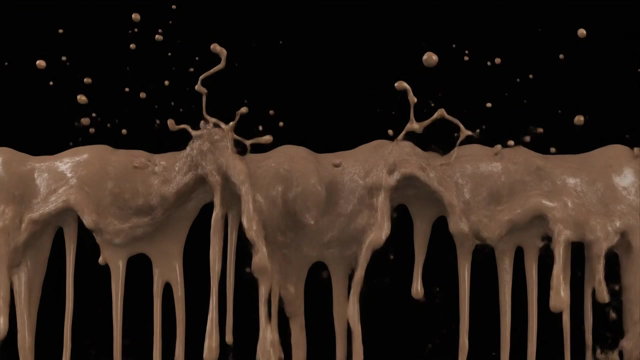 Cioccolato liquido denso che cola su sfondo nero