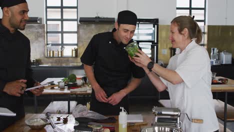 Chef-Femenina-Caucásica-Enseñando-A-Grupo-Diverso