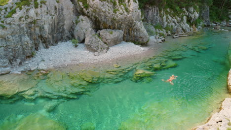 Frau-Im-Roten-Bikini-Schwimmt-Beim-Brustschwimmen