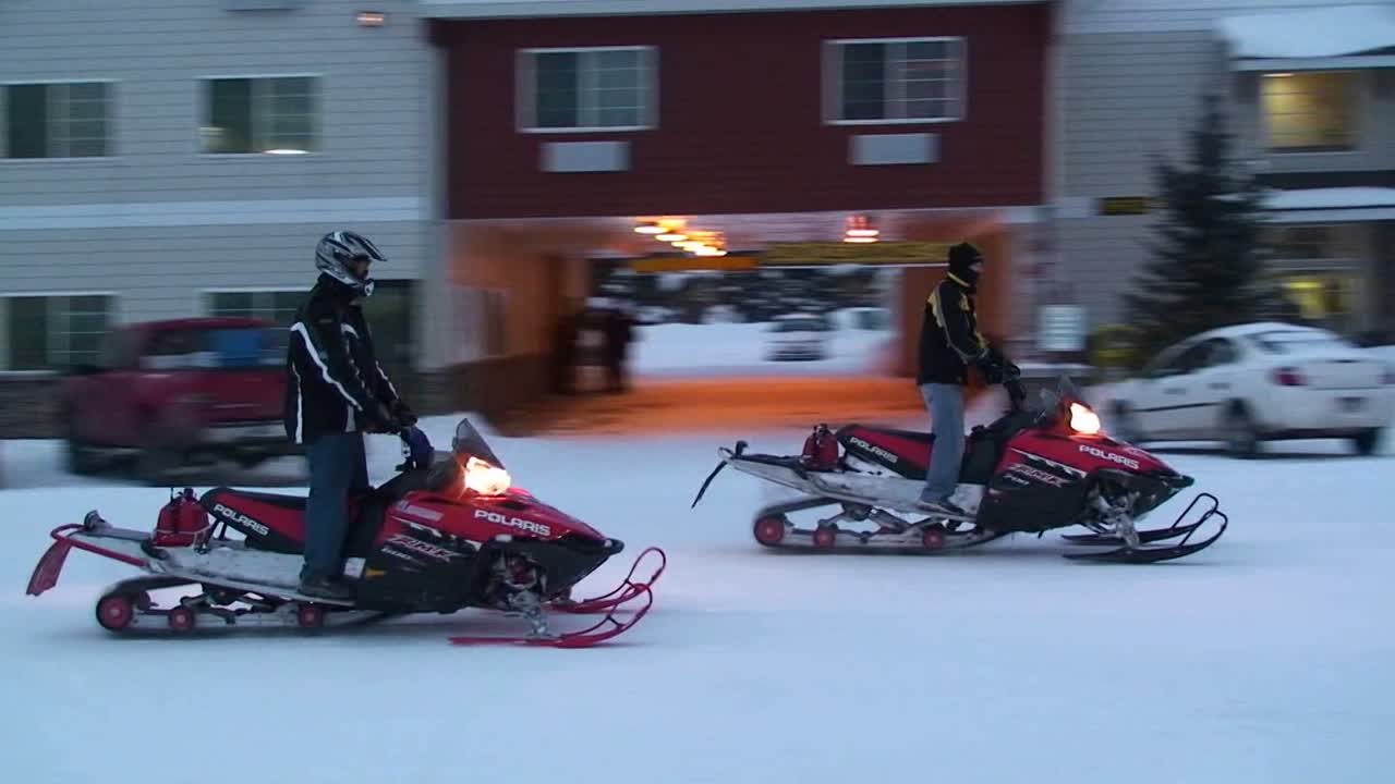 스노모빌이 마을을 달리다