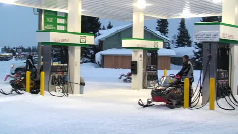 paseo en moto de nieve por una ciudad