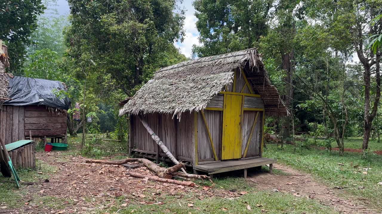 Madagaskar'daki Masoala balıkçı köyünün sola doğru pan çekimi.
