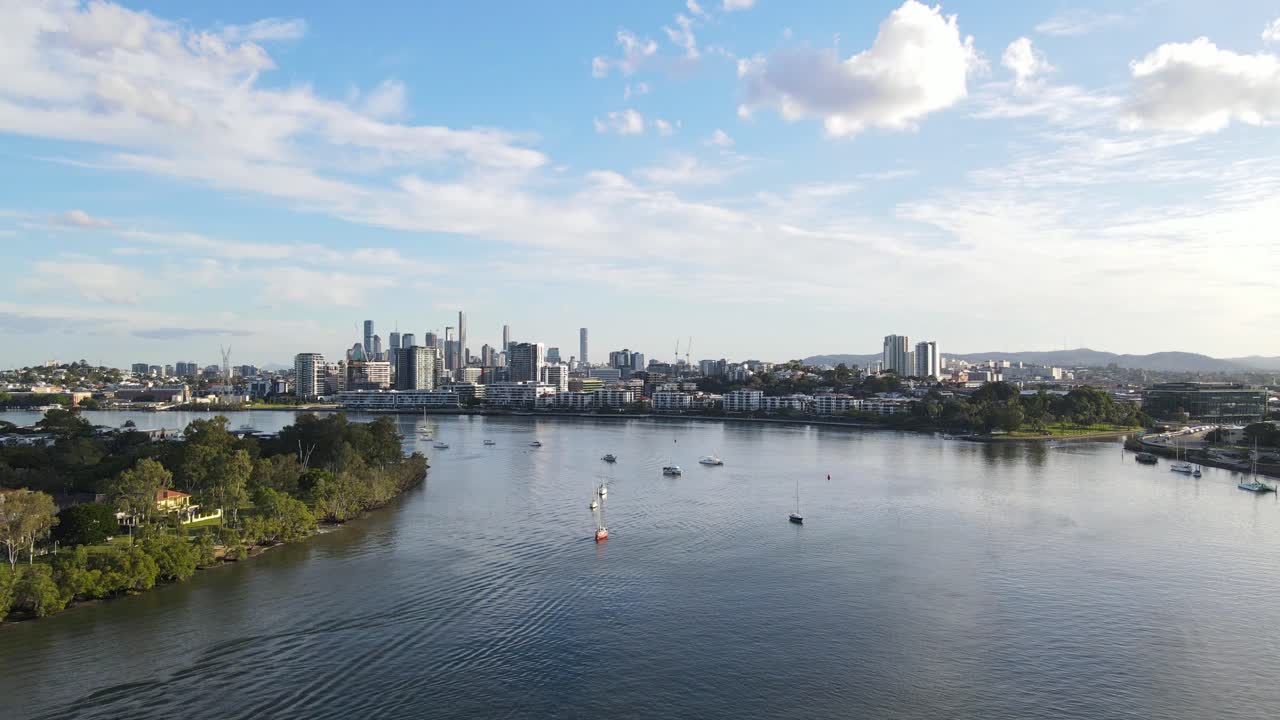 호주 qld에 있는 alion 교외의 브리즈번 강과 중앙 비즈니스 지구의 파노라마