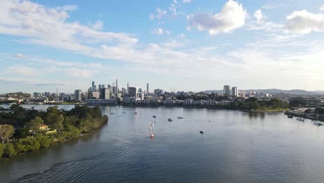 Panorama-Of-Brisbane-River-And-The-Central-Business-District-In-Alion-Suburb-In-QLD,-Australia