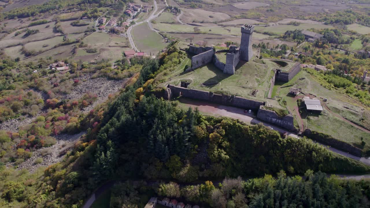 Fortezza di Radicofani su una collina circondata dalla bellezza della Toscana, Italia.