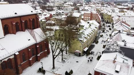 Basílica-De-La-Catedral-De-Kaunas-Y-Edificios-Del-Casco-Antiguo-Cubiertos-De-Nieve,-Vista-Aérea