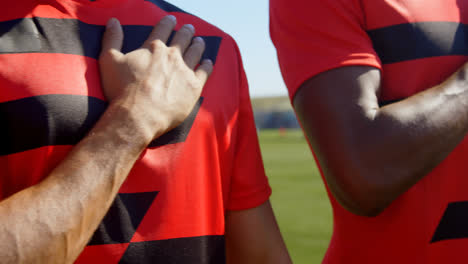 jugadores de fútbol rindiendo homenaje al país antes de comenzar el juego 4k