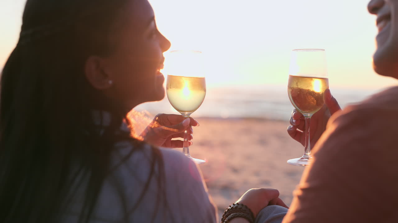 Pôr do sol, praia e casal brindando com vinho ao amor