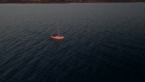 Velero-Navegando-Al-Amanecer-En-El-Golfo-De-San-Lorenzo-Cerca-De-La-Punta-De-San-Pedro-En-Quebec,-Canadá