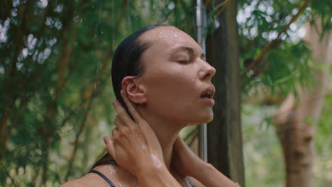 mujer atractiva en la ducha usando bikini lavando el cuerpo limpiando la piel con agua refrescante disfrutando de la belleza natural spa duchándose al aire libre en la naturaleza